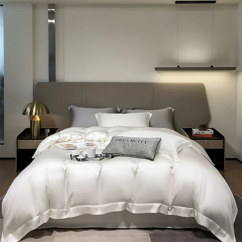 Luxuriöses weißes Bambus-Bettwäsche-Set auf einem modernen Bett mit neutralen Tönen und minimalistischer Einrichtung.