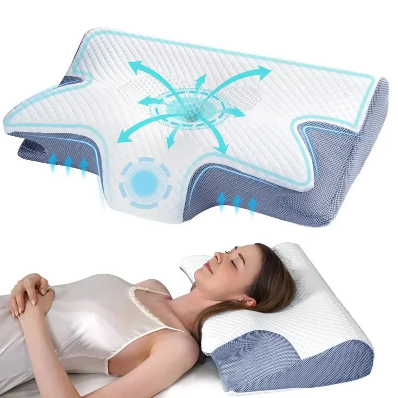 Un oreiller de cou en mousse à mémoire de forme blanc et bleu est montré à côté d'une femme qui l'utilise pour le soutien.