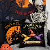 Un juego de tres fundas de almohada decorativas con temas de Halloween, incluyendo un cráneo, una calabaza y una silueta espe