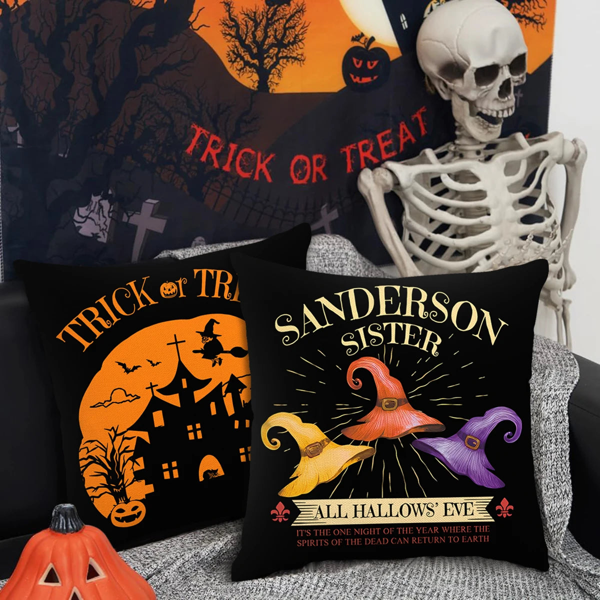 Un juego de tres fundas de almohada decorativas con temas de Halloween, incluyendo un cráneo, una calabaza y una silueta espe