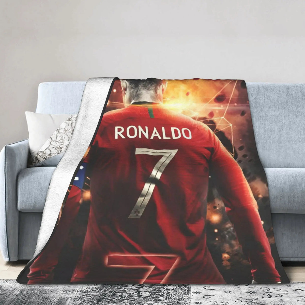 Rotes Fußballtrikot mit dem Namen RONALDO und der Nummer 7 auf einer Decke.