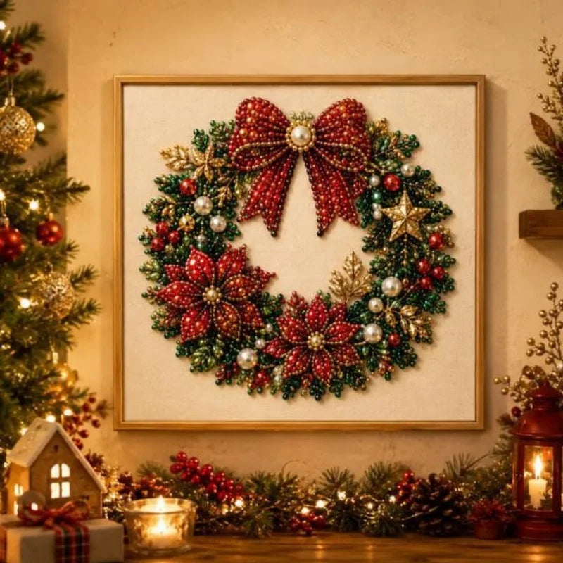 Gerahmtes Weihnachts-Girlande aus roten Beeren und grünem Laub, verziert mit Perlen und goldenen Akzenten.