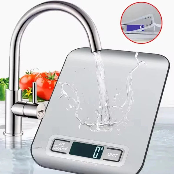 صنبور من الفولاذ المقاوم للصدأ يسكب الماء في ميزان مطبخ رقمي حديث بشاشة LED.