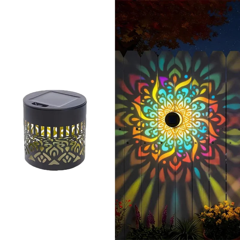 Una lámpara de pared mandala solar proyecta sombras florales sobre una cerca de madera.