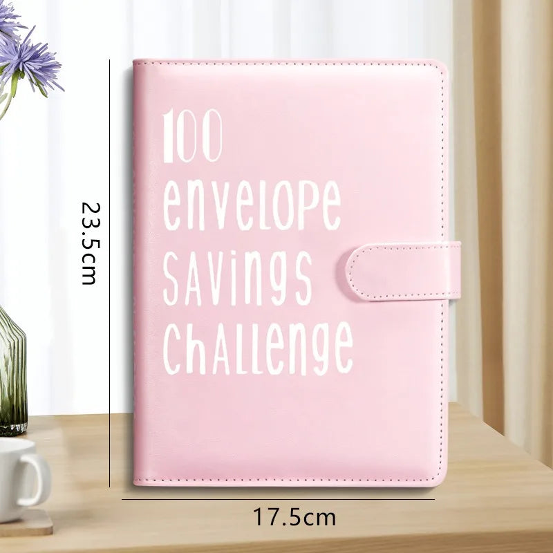 Un classeur de défi budgétaire rose avec 100 enveloppes pour l'épargne et les défis.