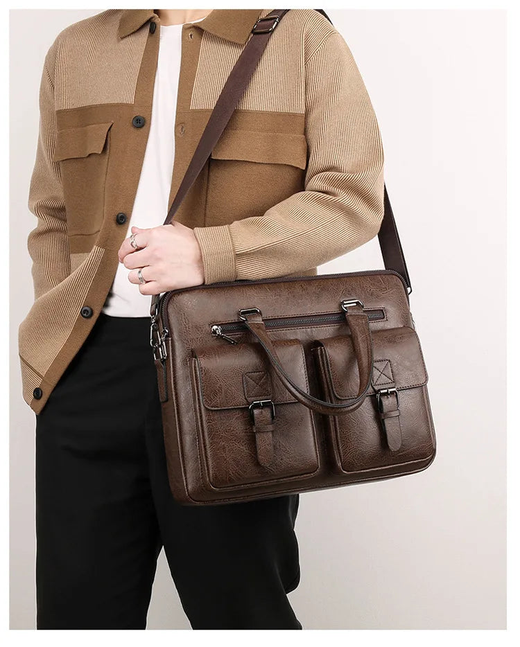 Mann in beigener Arbeitsjacke und schwarzen Hosen, der eine braune Kunstleder-Business-Aktentasche trägt.