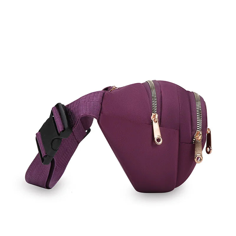 Sac à bandoulière en nylon violet avec fermeture éclair et sangle noire.
