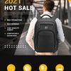Un homme en chemise blanche, vu de dos, portant un sac à dos d'ordinateur portable noir pour le voyage d'affaires.