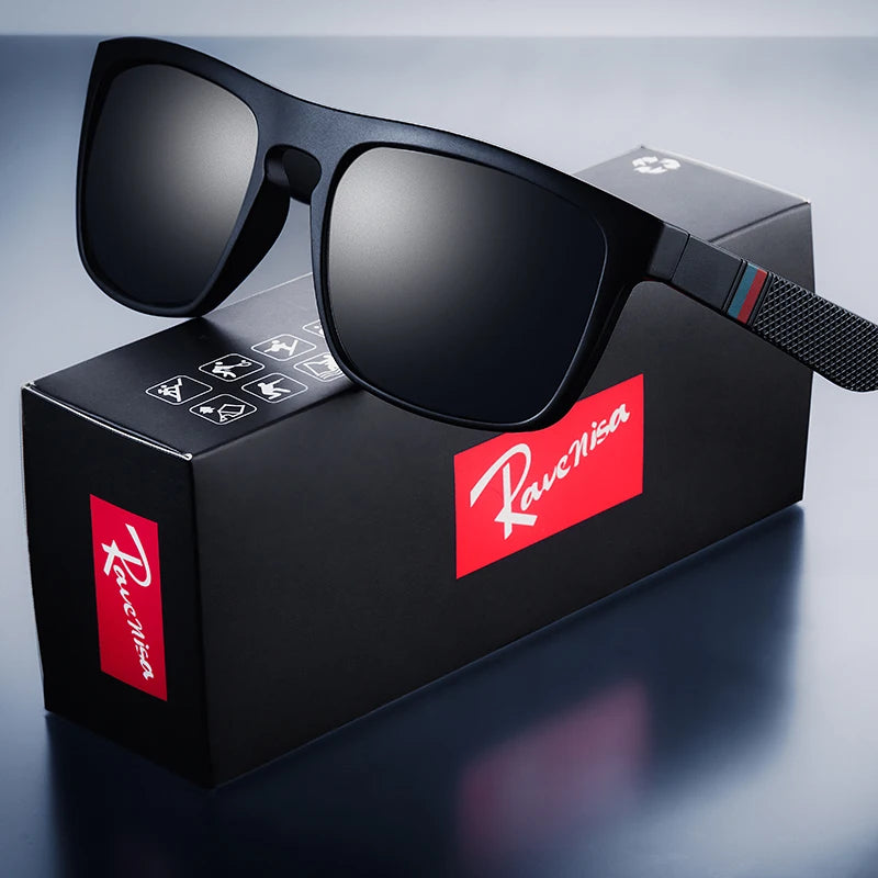 Un par de gafas de sol cuadradas vintage y polarizadas negras sobre una caja negra con marca roja.