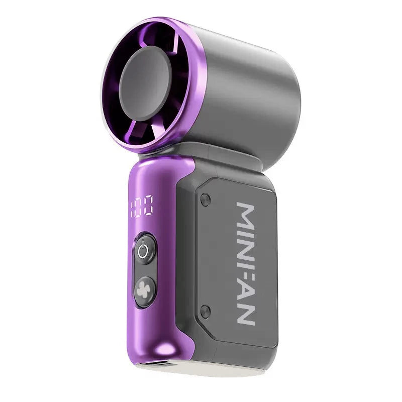Un ventilateur portable violet et argenté avec une grande grille circulaire, vu de côté.
