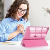 Une femme tient une coque rose et pailletée pour iPad sur une surface blanche.