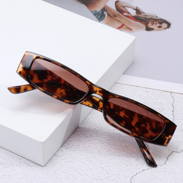 Vintage Leopardenmuster-Rectangular-Sonnenbrille auf einer weißen Box.