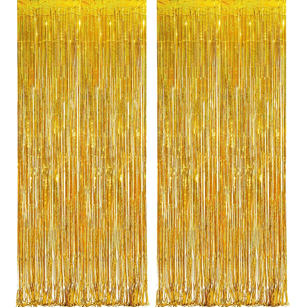 Un juego de dos cortinas de flecos de papel metálico dorado rosa con hebras largas y brillantes.