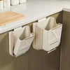 Beige, faltbare Küchen- und Campingmülleimer hängt in einem Schrank mit weißer Arbeitsplatte.