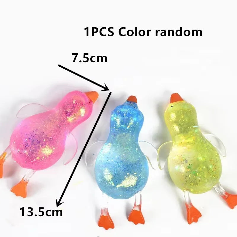 Ein zufällig farbiger glitzernder Enten-Knetspielzeug zum Stressabbau, von der Seite gezeigt.