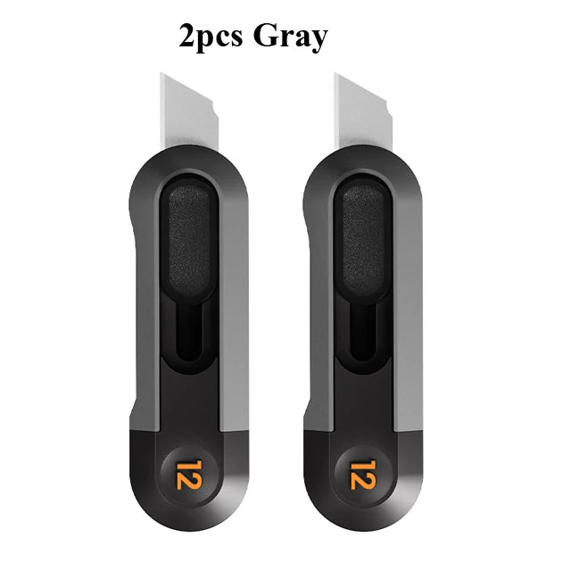 Deux petits couteaux utilitaires gris avec poignées noires et marquages numérotés