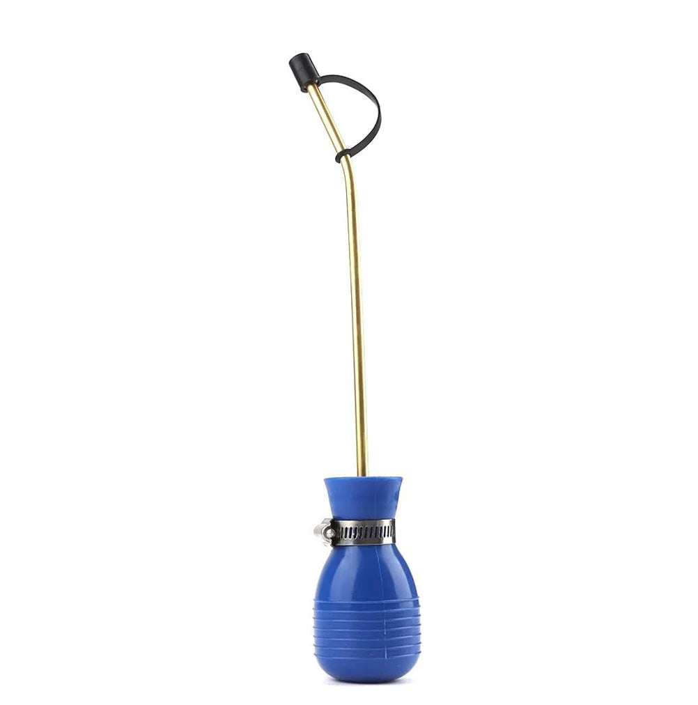 Handlicher Staub-Duster mit goldfarbener Stange und blauer Gummibasis.