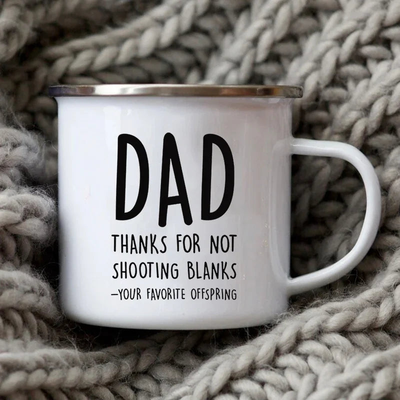 Tasse à café émaillée blanche avec texte noir : « Papa, merci de ne pas tirer de balles ornementales, votre enfant préféré » 