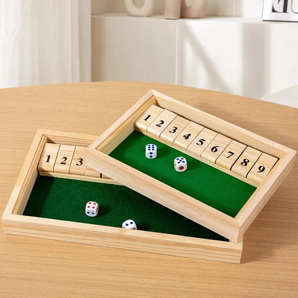 Holzspiel mit grüner Filz und Holz-Täfelchen, die Zahlen von 1 bis 9 zeigen.