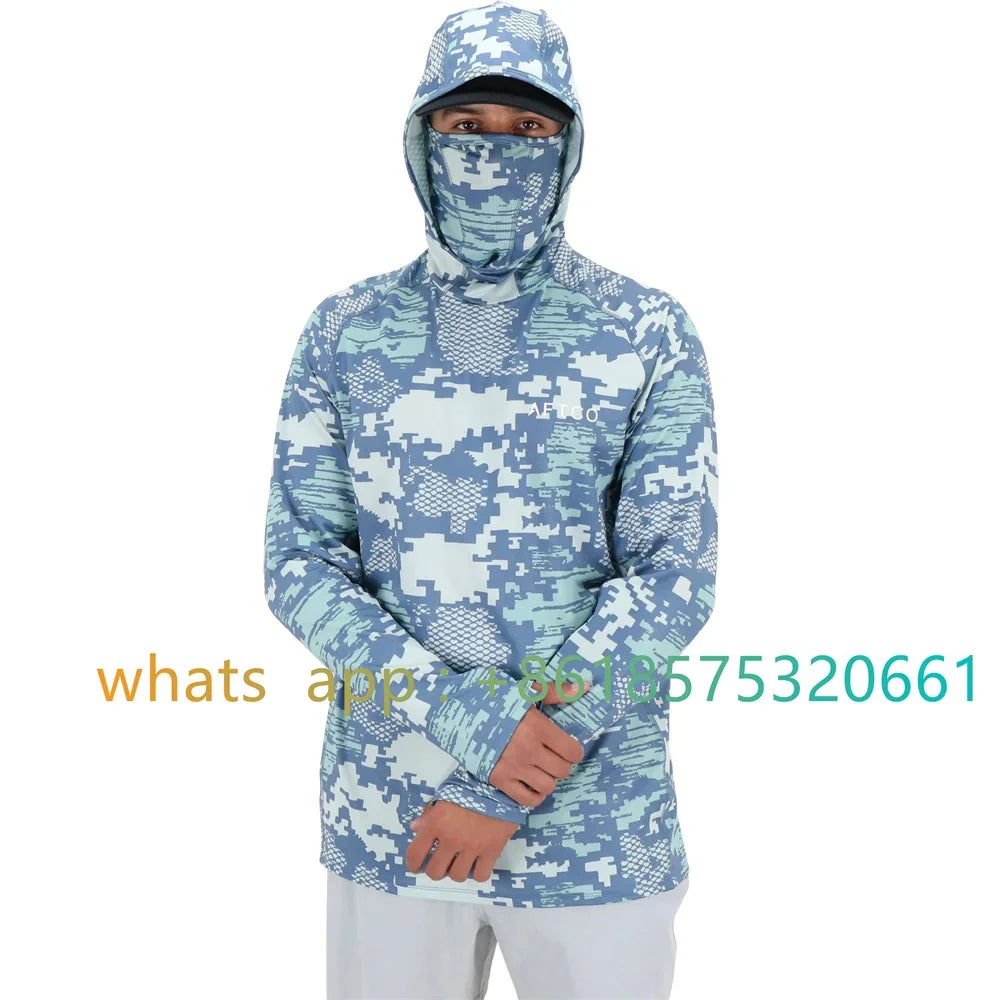 Un hombre vistiendo una camisa de manga larga de camuflaje azul claro con capucha y máscara facial.