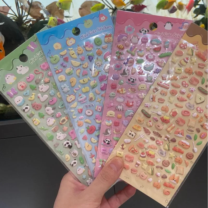Eine Sammlung von rosa, blau und pfirsichfarbenen Mini-Sticker mit Tieren und Kuchen zum Journaling.
