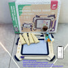 Buntes Puzzle-Brett für Kinder mit magnetischer Zeichenfläche und Zubehör in Geschenkbox.