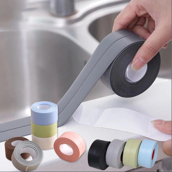 Main appliquant des bandes de scellement en silicone imperméable sur une surface, montrant diverses couleurs.