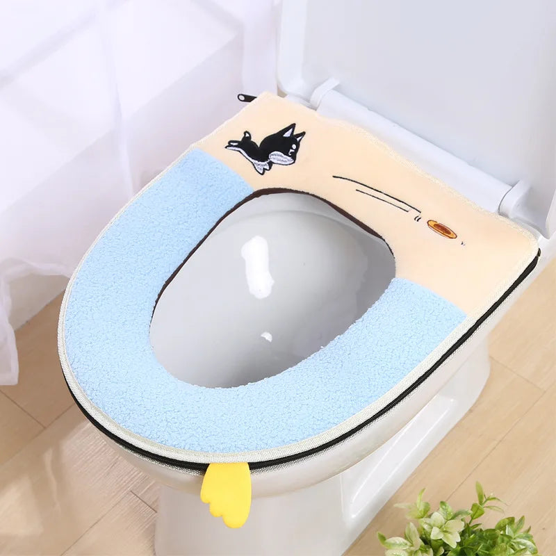 Tapa de asiento de inodoro impermeable suave con fondo amarillo claro y acolchado azul, mostrada dentro de un inodoro blanco.