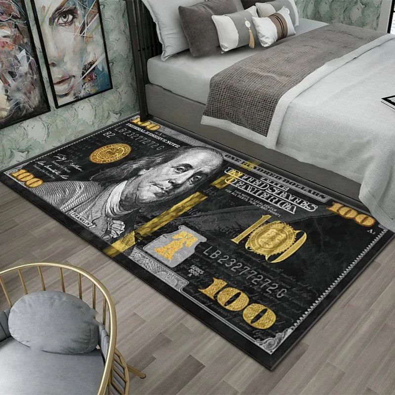 Una alfombra negra con un estampado decorativo de un billete de cien dólares sobre un suelo de madera clara.