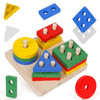 Collection de blocs de construction Montessori en bois colorés, triangles, carrés et disques, sur un plateau en bois.