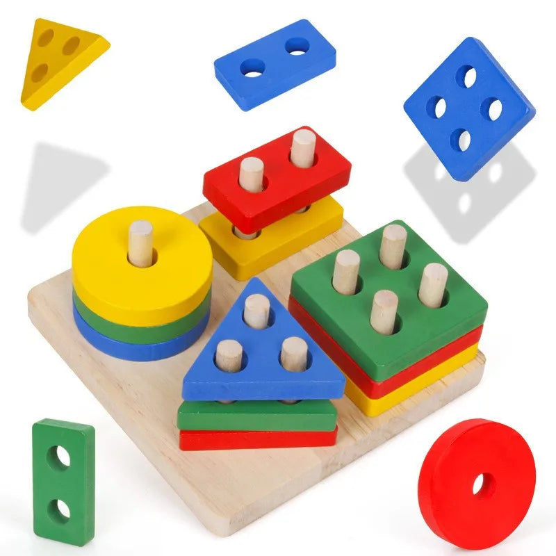 Collection de blocs de construction Montessori en bois colorés, triangles, carrés et disques, sur un plateau en bois.