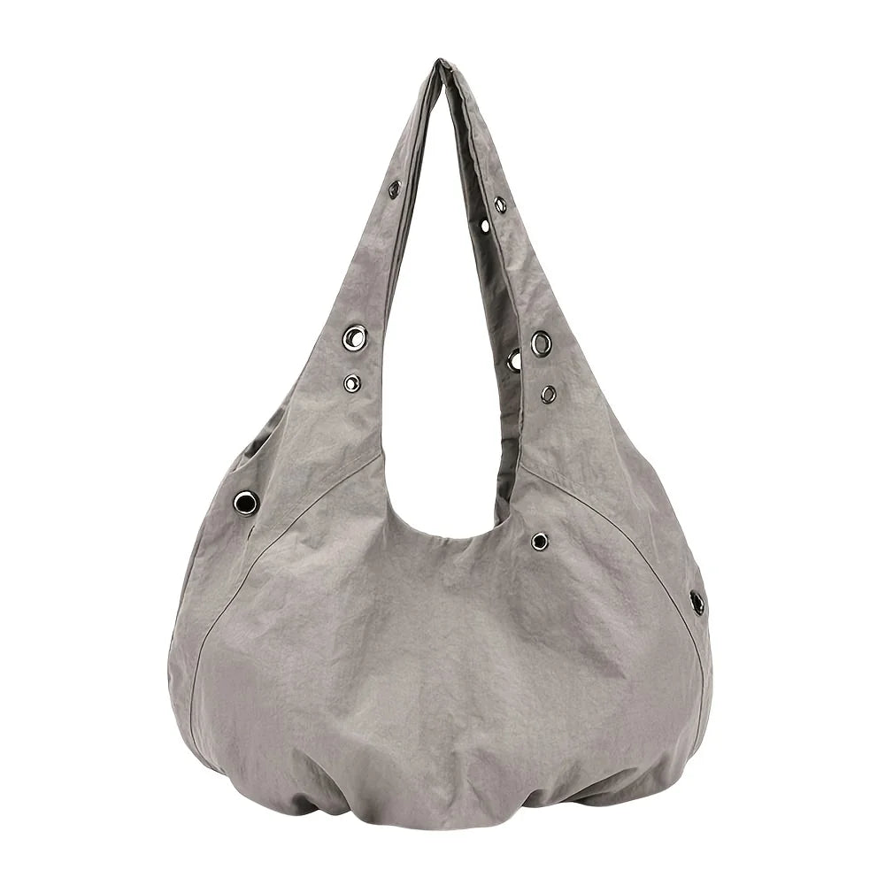 Sac en nylon gris avec ouverture verticale et fermeture à boucle.
