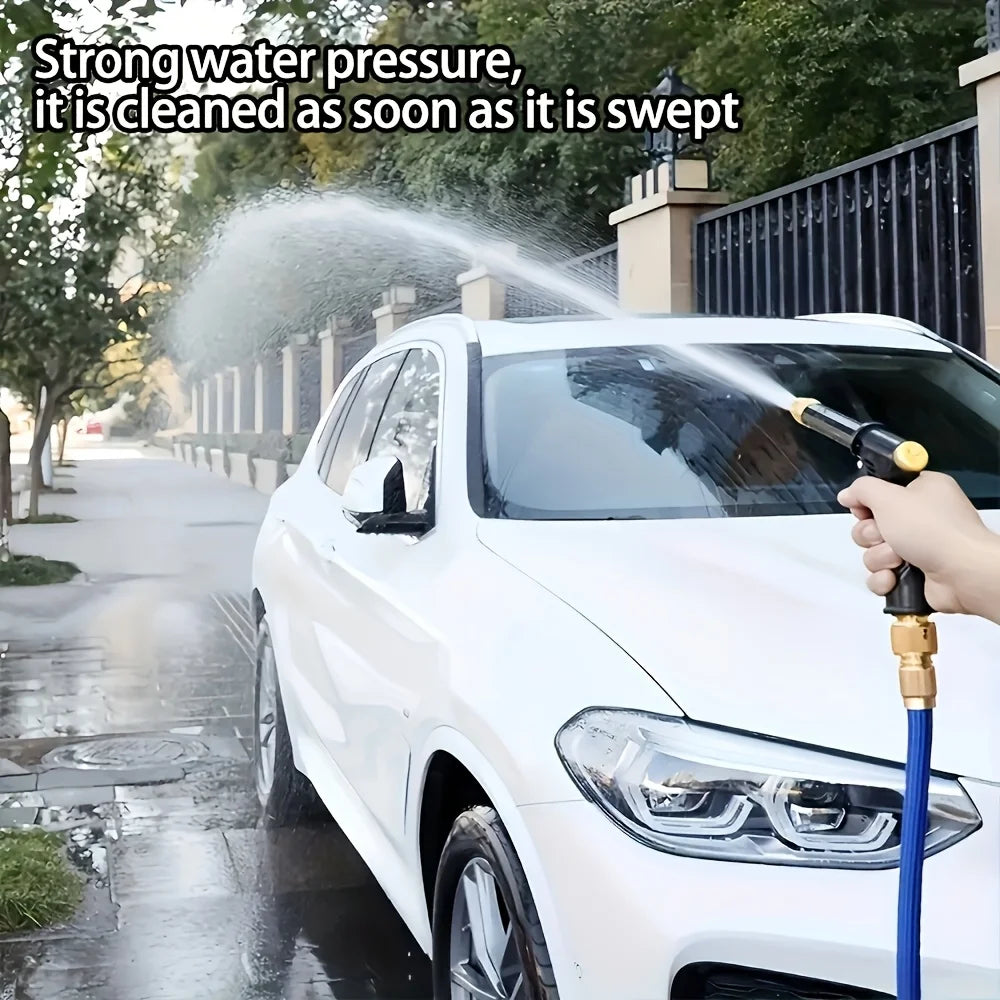 Une main utilise un pistolet à détartrer ergonomique pour nettoyer la pression d'eau d'une voiture blanche.
