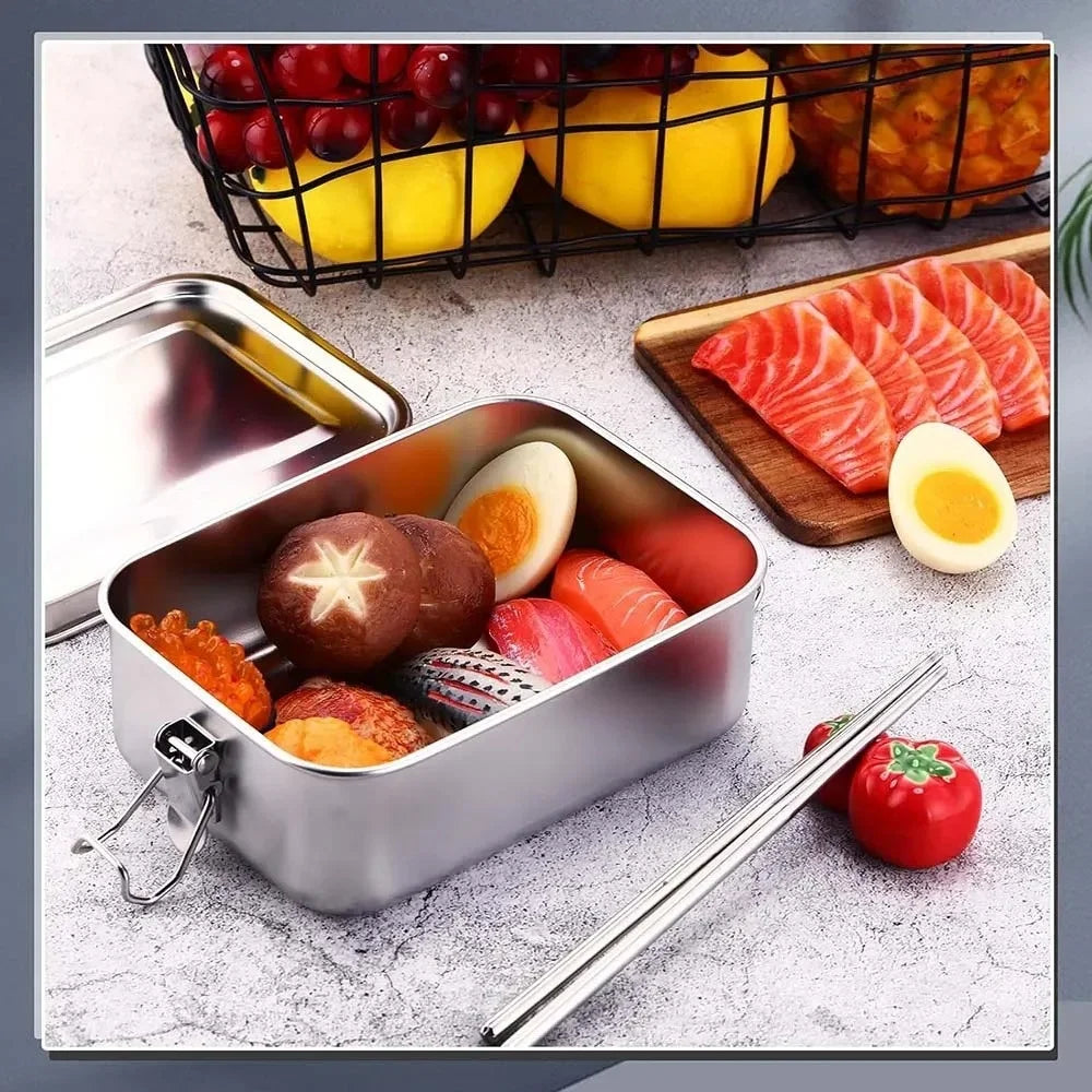 Boîte à lunch en acier inoxydable avec couvercles verrouillables, remplie de fruits frais et de sashimi