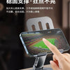 Una mano ajusta un soporte para teléfono negro diseñado para sostener un smartphone en un escritorio.