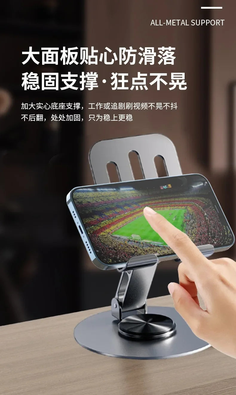 Una mano ajusta un soporte para teléfono negro diseñado para sostener un smartphone en un escritorio.
