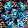 Un jeu de sept dés polyédriques bleus posés sur une surface sombre et texturée.