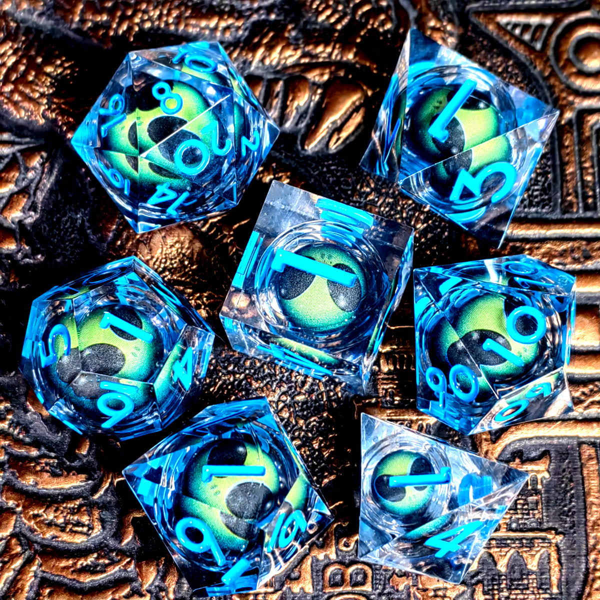 Un jeu de sept dés polyédriques bleus posés sur une surface sombre et texturée.