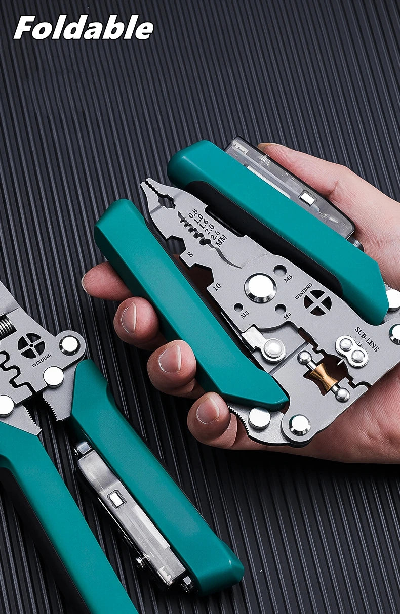 Eine Hand hält einen grünen Drahtstripper und elektrische Prüfzange vor einem dunklen Hintergrund.