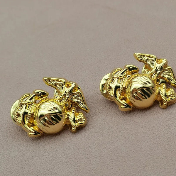 Goldfarbener Adler-Brustpin mit Adler- und Kugeldesign.