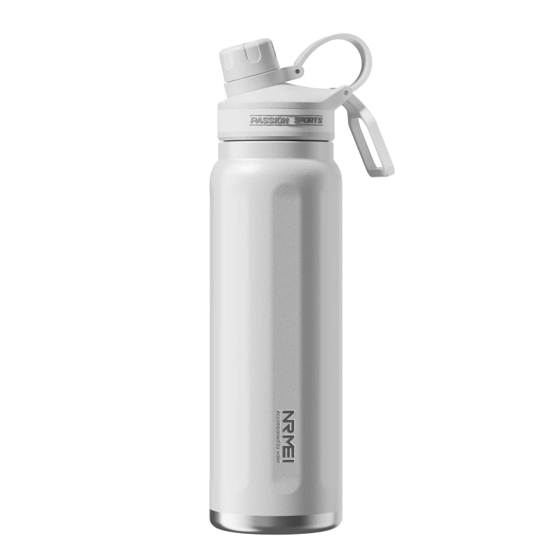 Botella de agua de acero inoxidable con aislamiento al vacío, tapa blanca y asa de transporte.