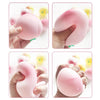 Des mains tiennent un jouet anti-stress pêche rose, montrant sa texture et sa taille.
