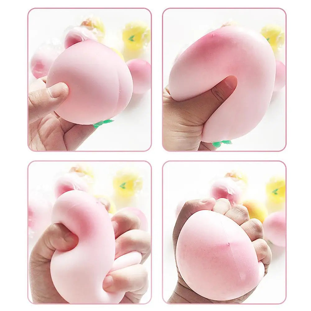 Des mains tiennent un jouet anti-stress pêche rose, montrant sa texture et sa taille.