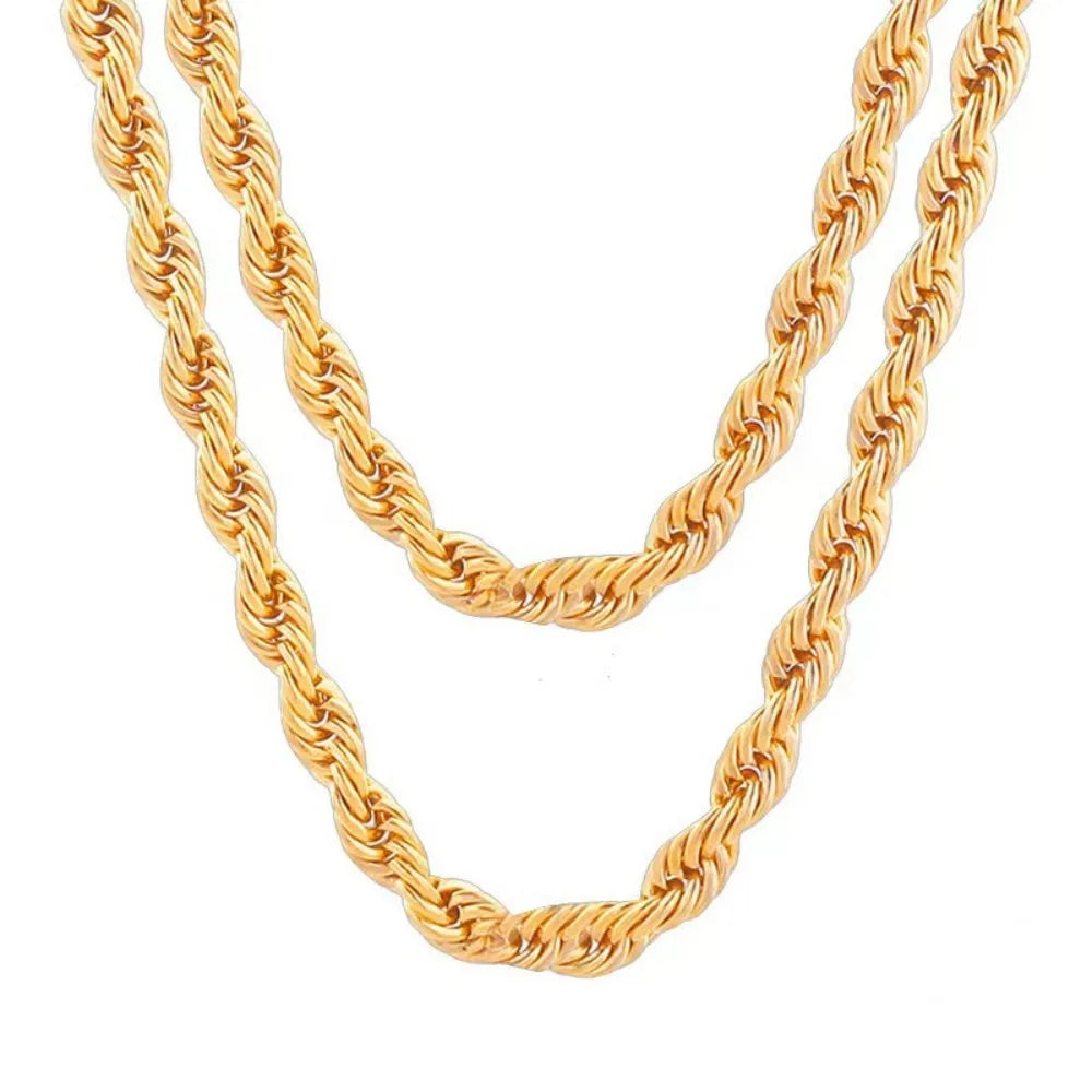 Collar de cadena de cuerda de plata esterlina chapada en oro, en primer plano sobre fondo blanco.
