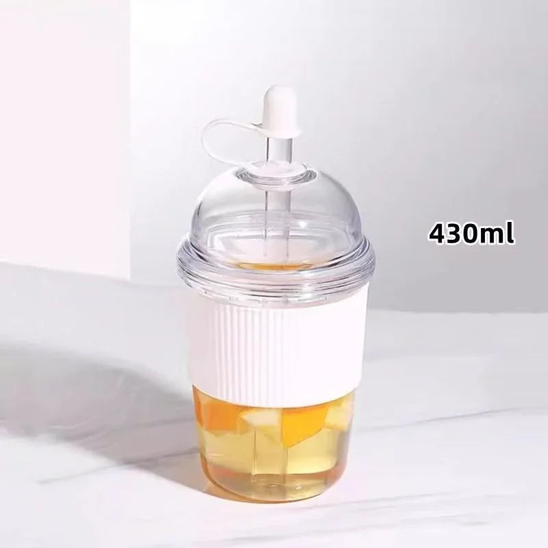 Klares Glas-Tumbler mit bernsteinfarbigem Flüssigkeit und weißem Deckel, beschriftet mit 430ml.