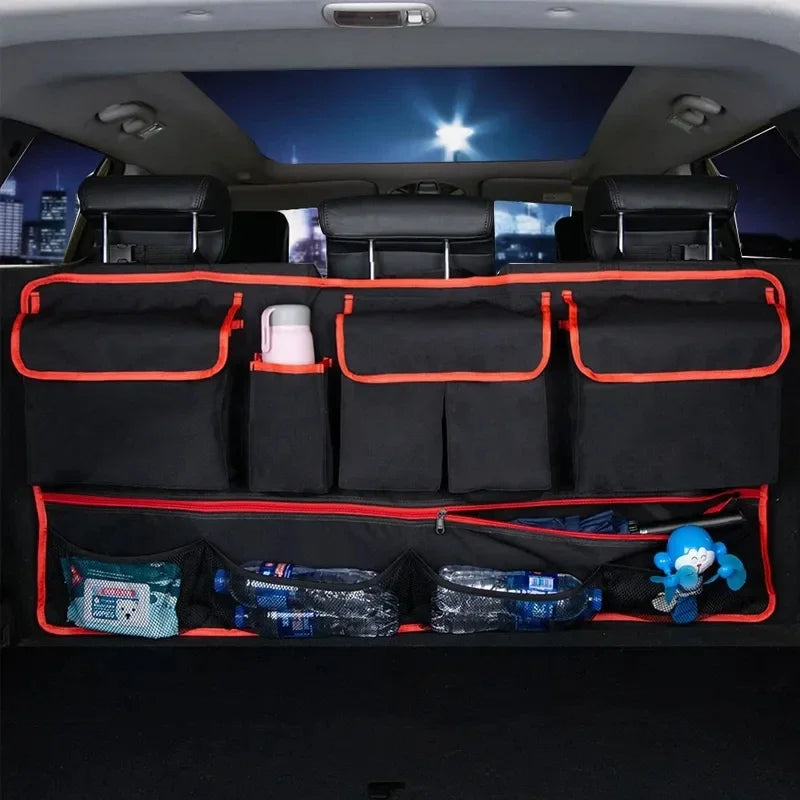 Organisateur de coffre noir imperméable avec garniture rouge et compartiments de rangement variés à l'intérieur d'un véhicule