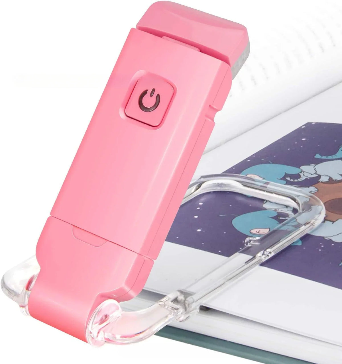 Una luz de libro clip con pinza rosa y un soporte de plástico transparente junto a un libro abierto.