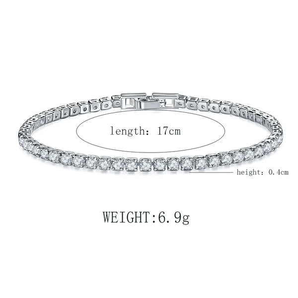 Nahaufnahme eines eleganten Tennisarmbands mit Cubic-Zirkonia-Steinen, 17 cm lang und 0,4 cm hoch.