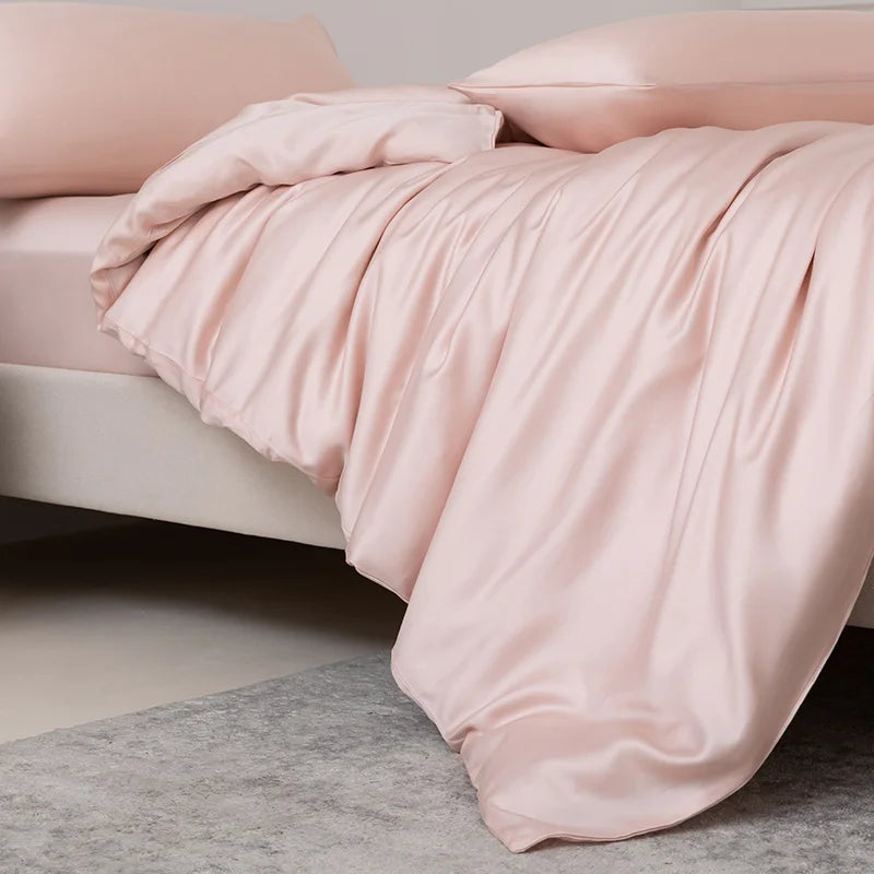 Luxuriöses rosa Bambus-Duvetcover-Set auf einem Bett drapiert.