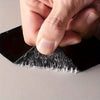 Eine Hand appliziert schwere schwarze wasserdichte Dichtband auf eine Oberfläche.
